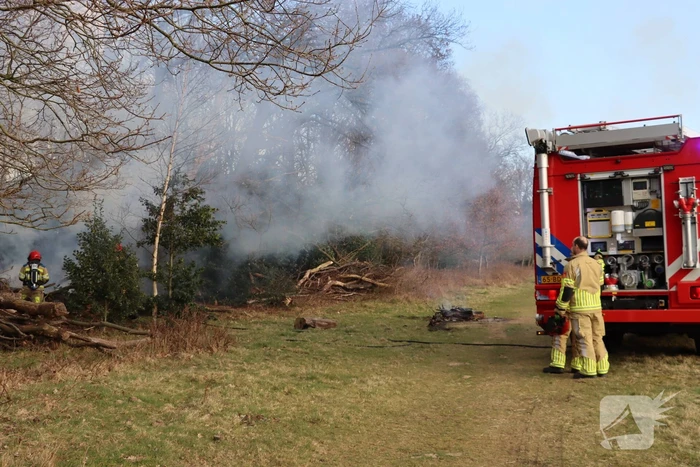 Veel rook bij brand in bosschage