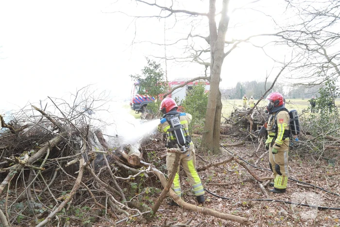 Veel rook bij brand in bosschage