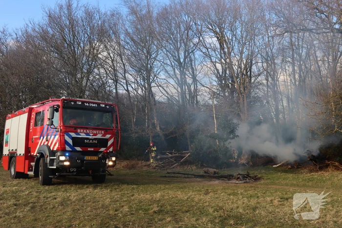 Veel rook bij brand in bosschage