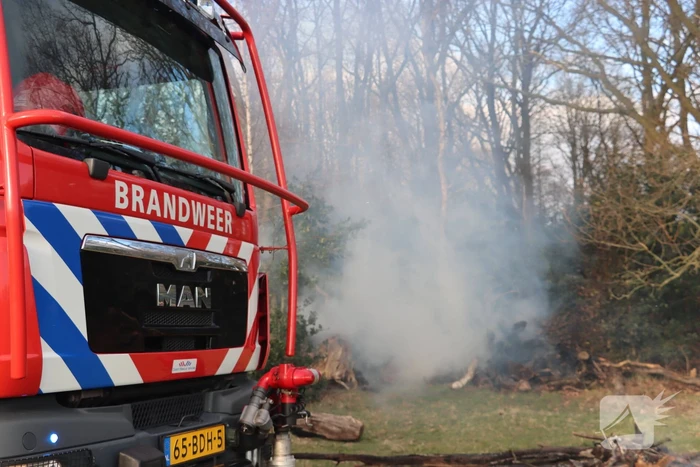 Veel rook bij brand in bosschage