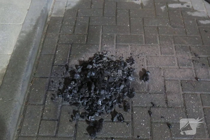 Vonken slaan uit schoorsteen van woning