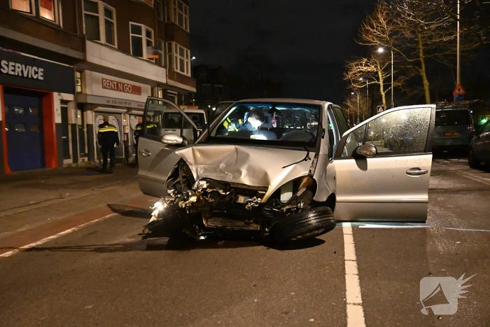 Automobilist knalt op auto en vlucht weg