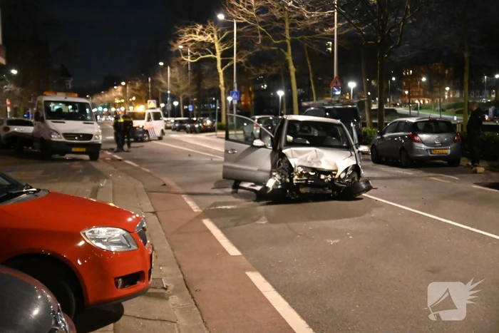 Automobilist knalt op auto en vlucht weg