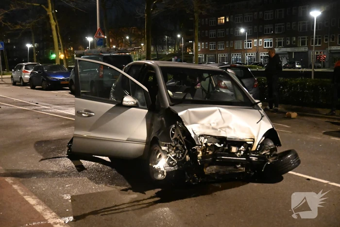 Automobilist knalt op auto en vlucht weg