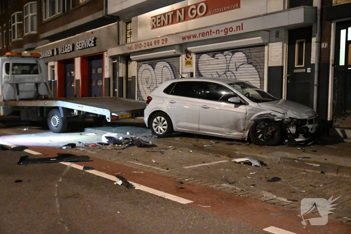 Automobilist knalt op auto en vlucht weg