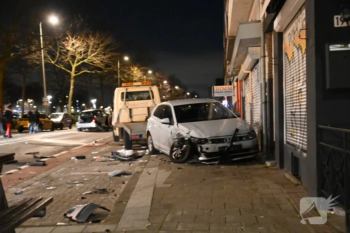 Automobilist knalt op auto en vlucht weg