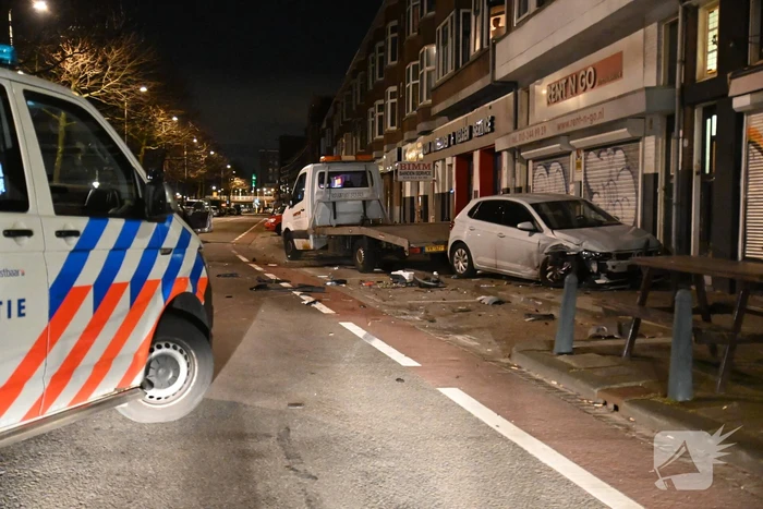 Automobilist knalt op auto en vlucht weg