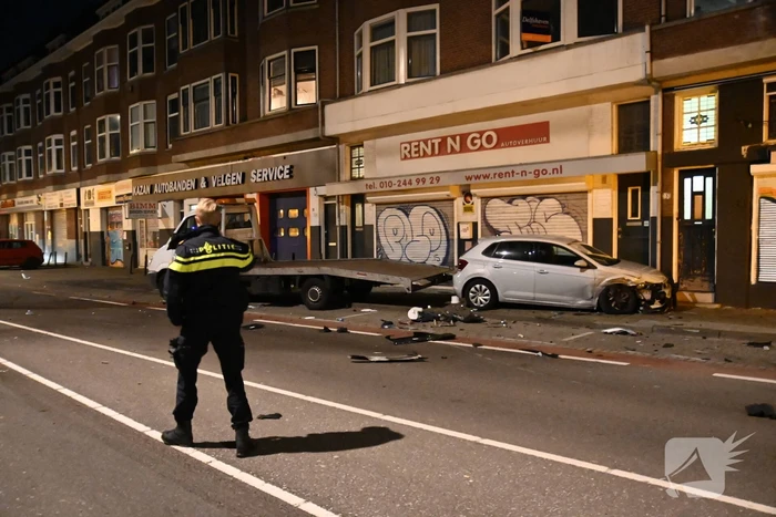 Automobilist knalt op auto en vlucht weg