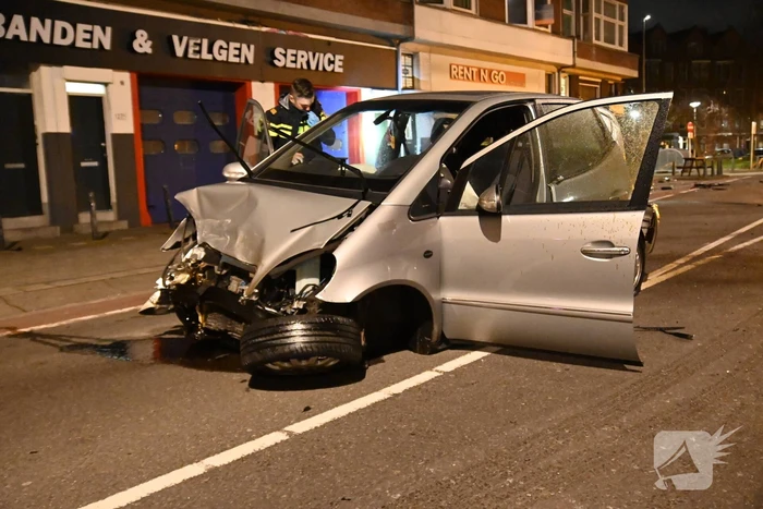 Automobilist knalt op auto en vlucht weg
