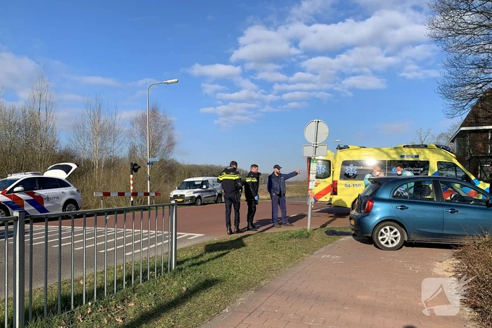 Automobilist botst op verkeersbord