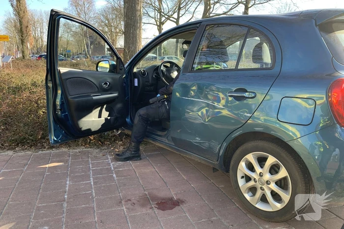 Automobilist botst op verkeersbord