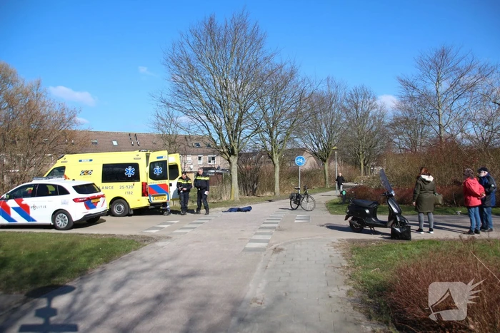 Overstekende automobilist rijdt scooterrijder aan