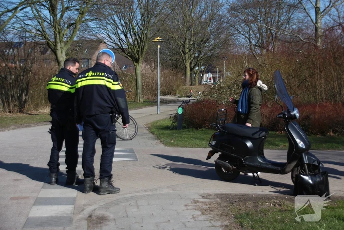 Overstekende automobilist rijdt scooterrijder aan