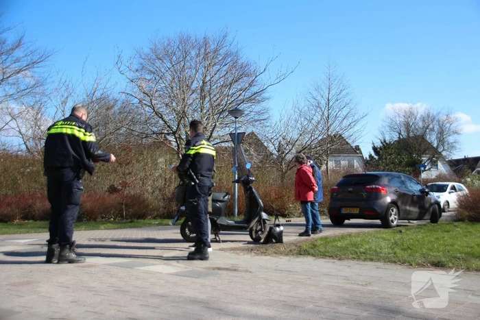 Overstekende automobilist rijdt scooterrijder aan