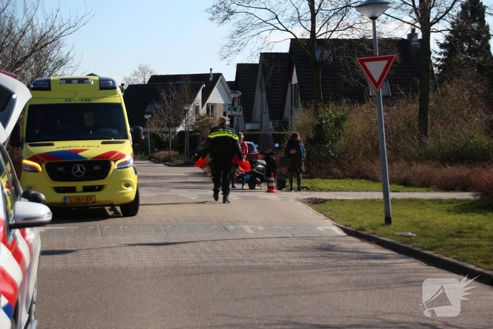 Overstekende automobilist rijdt scooterrijder aan