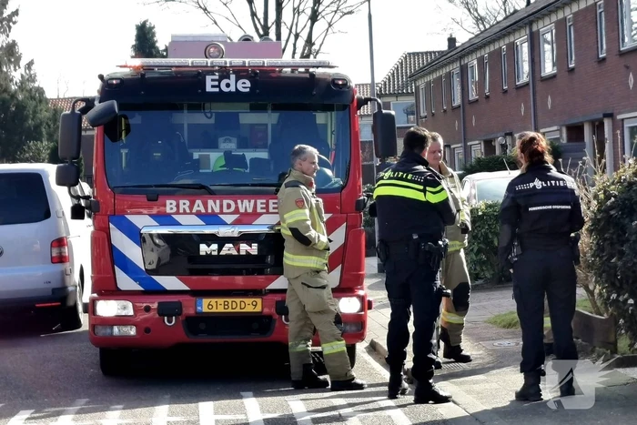 Hulpdiensten groots aanwezig bij vreemde lucht in woning