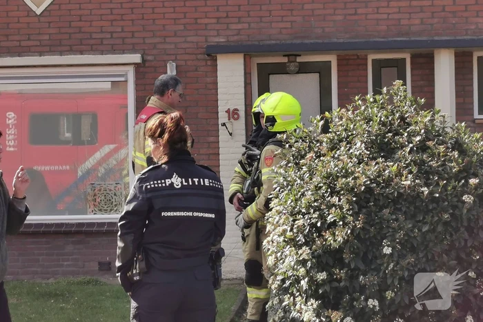 Hulpdiensten groots aanwezig bij vreemde lucht in woning