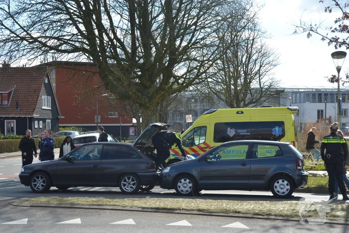 Drie auto's betrokken bij kop-staart botsing