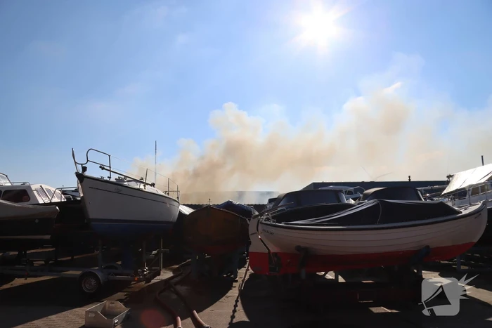 Veel rook bij brand in hoop bouwafval