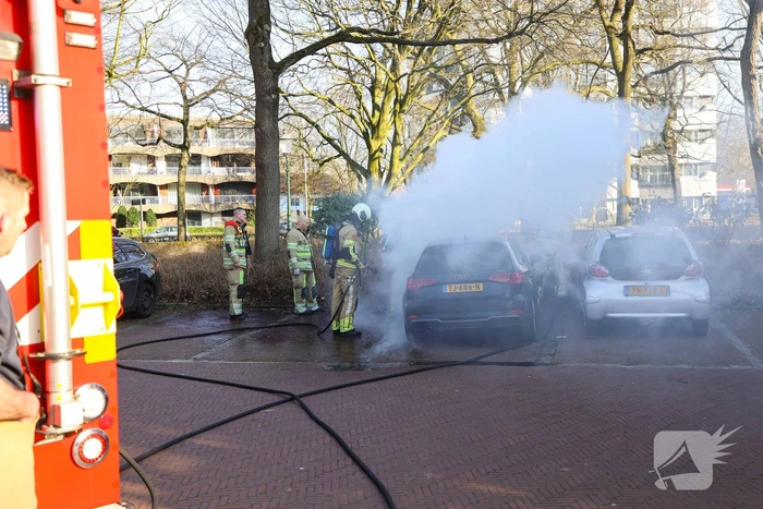 Veel rookontwikkeling bij uitslaande autobrand