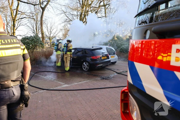 Veel rookontwikkeling bij uitslaande autobrand