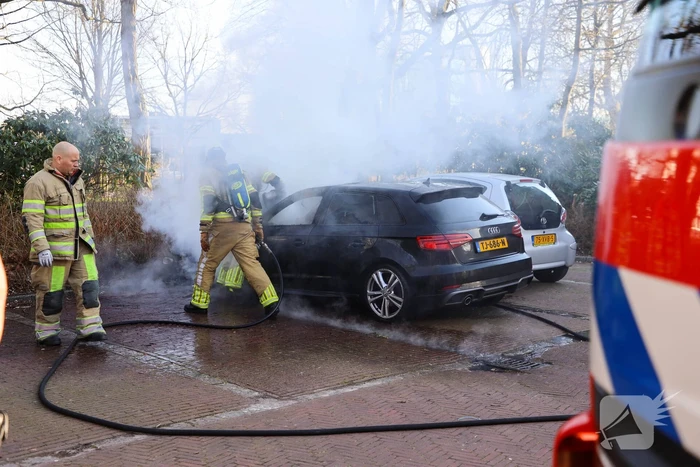 Veel rookontwikkeling bij uitslaande autobrand