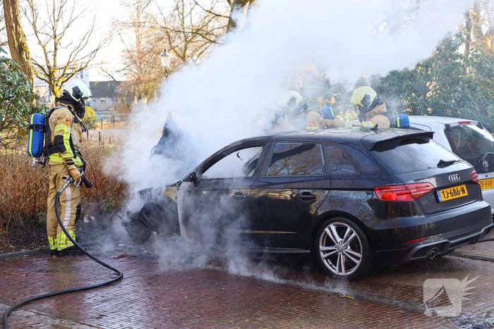 Veel rookontwikkeling bij uitslaande autobrand