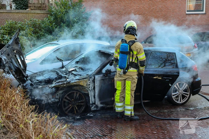 Veel rookontwikkeling bij uitslaande autobrand