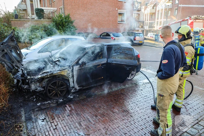 Veel rookontwikkeling bij uitslaande autobrand