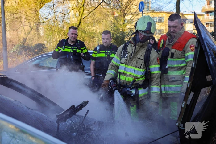 Veel rookontwikkeling bij uitslaande autobrand