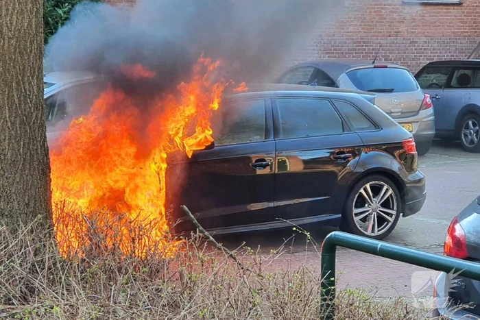 Veel rookontwikkeling bij uitslaande autobrand