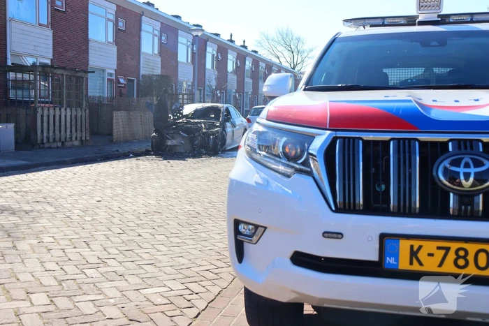 Geparkeerde Mercedes in vlammen opgegaan