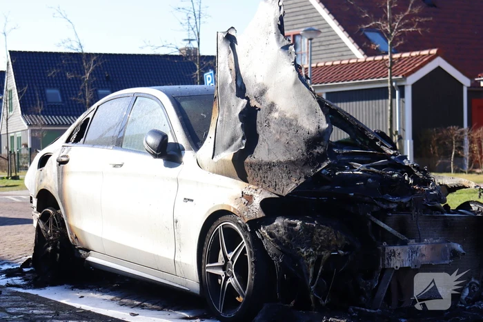 Geparkeerde Mercedes in vlammen opgegaan