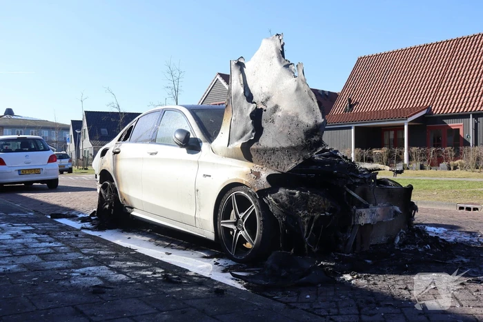 Geparkeerde Mercedes in vlammen opgegaan