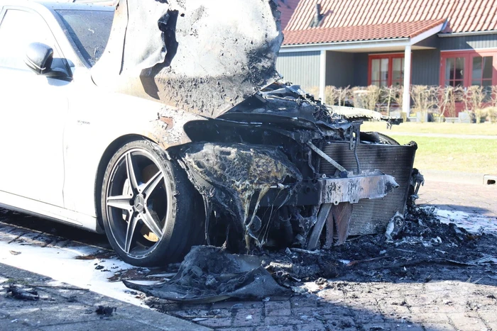 Geparkeerde Mercedes in vlammen opgegaan