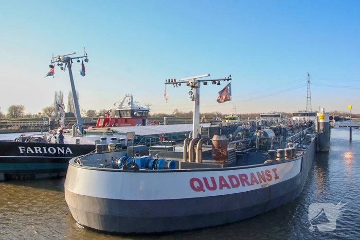 Schip stuurloos na problemen in machinekamer