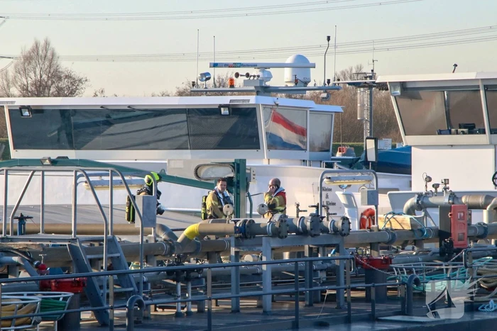 Schip stuurloos na problemen in machinekamer