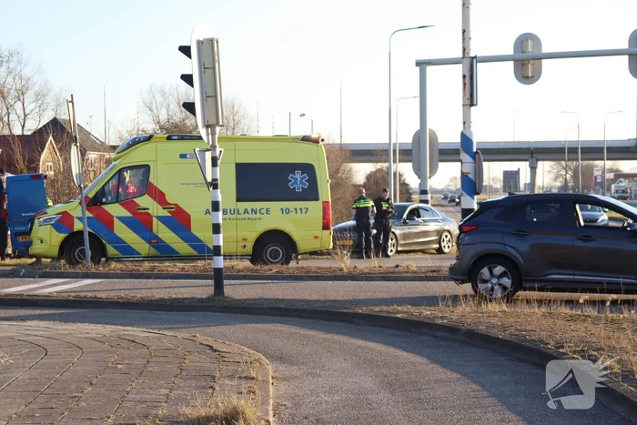 Veel schade na botsing met twee voertuigen