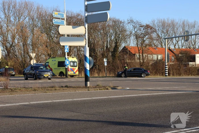 Veel schade na botsing met twee voertuigen