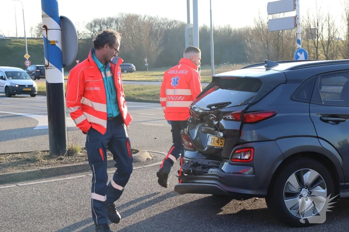 Veel schade na botsing met twee voertuigen