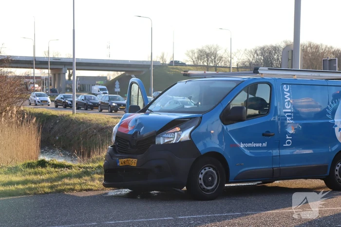 Veel schade na botsing met twee voertuigen