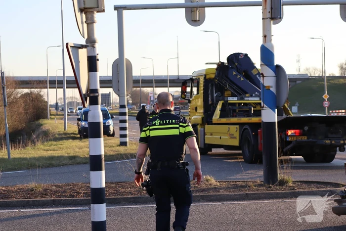 Veel schade na botsing met twee voertuigen