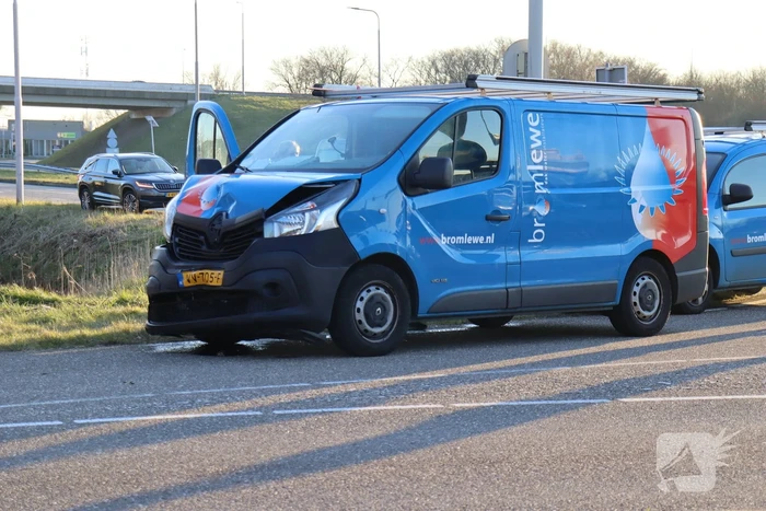 Veel schade na botsing met twee voertuigen