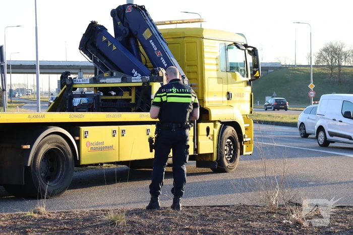 Veel schade na botsing met twee voertuigen