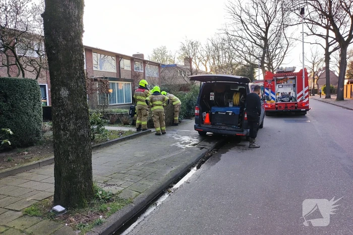 Brandweer verricht metingen bij gaslekkage