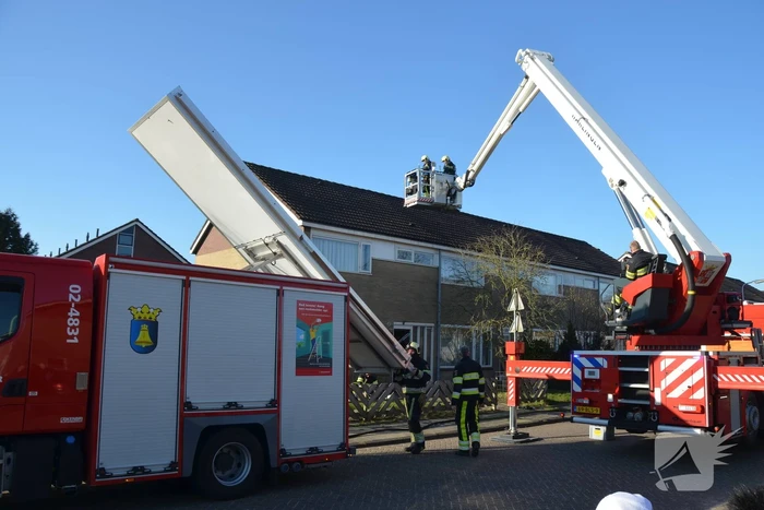 Brandweer doet onderzoek naar brand op dak