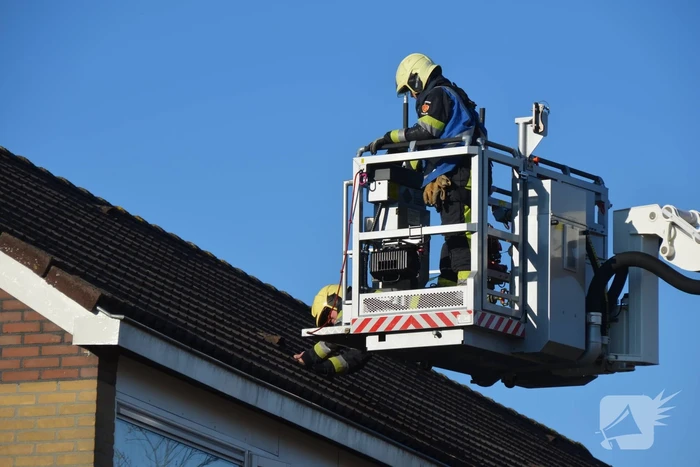 Brandweer doet onderzoek naar brand op dak