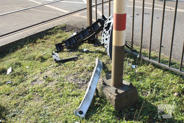 Automobilist komt met de schrik vrij na botsing met passagierstrein