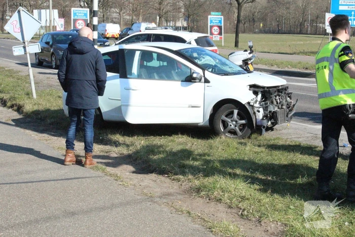 Automobilist komt met de schrik vrij na botsing met passagierstrein