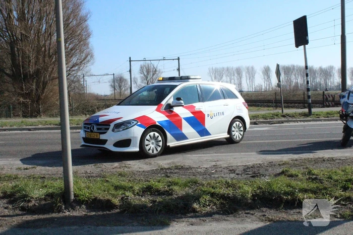 Automobilist komt met de schrik vrij na botsing met passagierstrein
